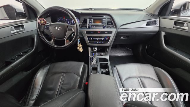 Hyundai Sonata — interior