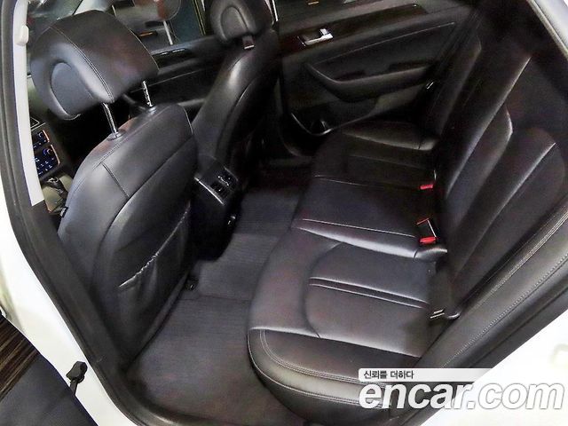Hyundai Sonata — interior