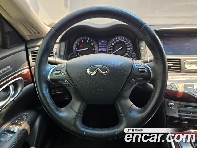 Infiniti Q70 — interior