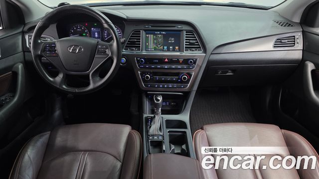 Hyundai Sonata — interior