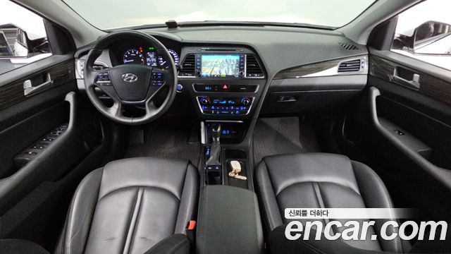 Hyundai Sonata — interior