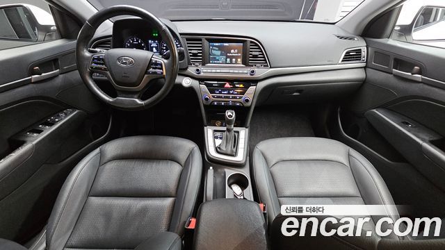 Hyundai Avante — interior
