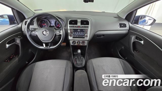 Volkswagen Polo — interior