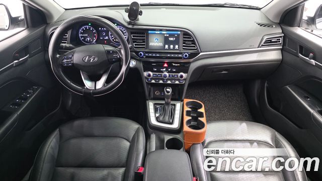 Hyundai Avante — interior