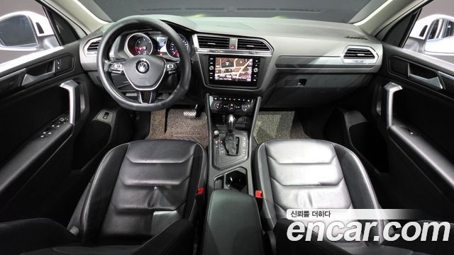 Volkswagen Tiguan — interior