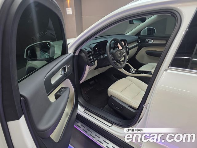 Volvo XC40 — interior