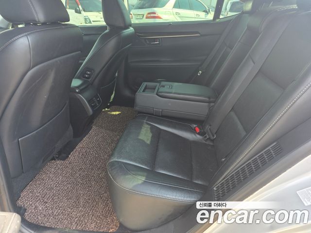Lexus ES — interior