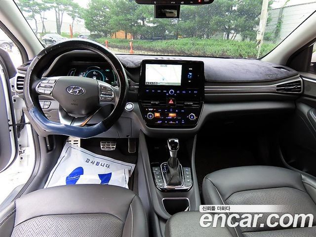 Hyundai Ioniq — interior
