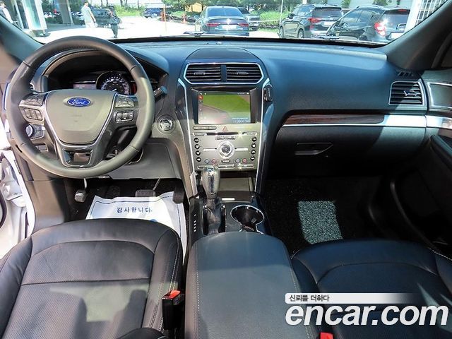 Ford Explorer — interior