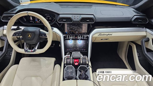 Lamborghini Urus — interior