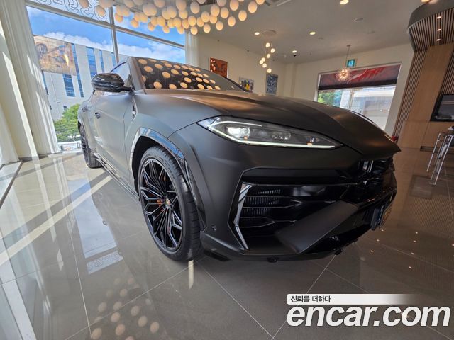 Lamborghini Urus — interior