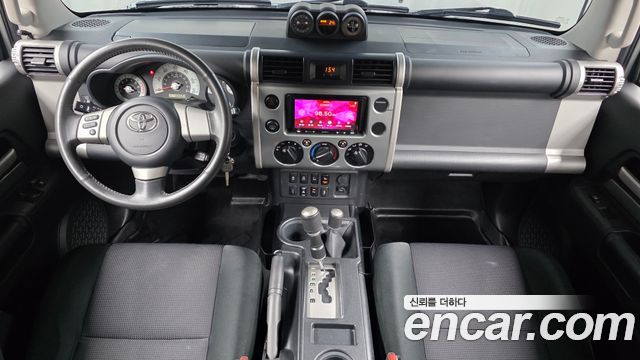 Toyota FJ Cruiser — interior
