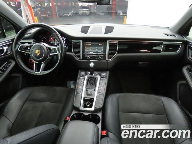 Porsche Macan — interior