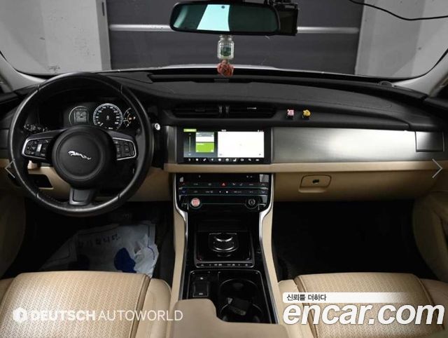 Jaguar XF — interior