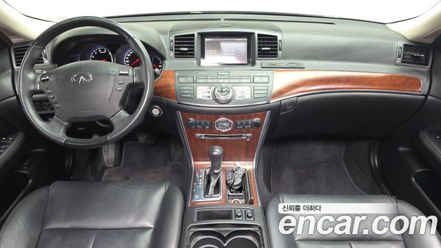 Infiniti M — interior