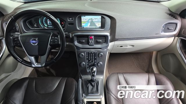 Volvo V40 — interior