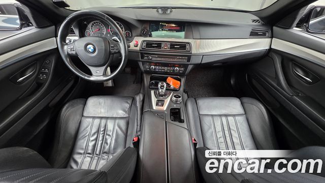 BMW M5 — interior