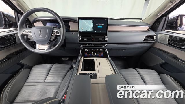 Lincoln Navigator — interior
