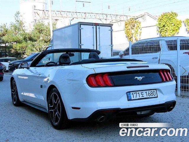Ford Mustang — interior