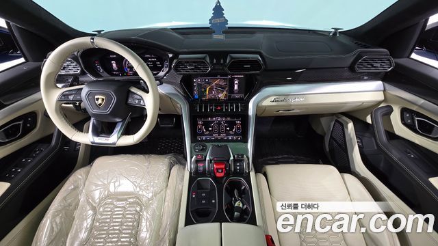 Lamborghini Urus — interior
