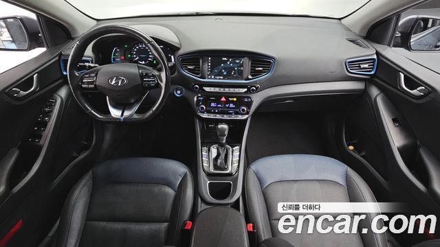 Hyundai Ioniq — interior