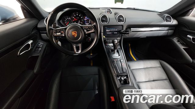 Porsche 718 — interior