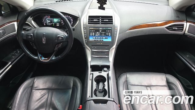 Lincoln MKZ — interior