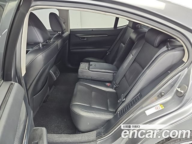 Lexus ES — interior