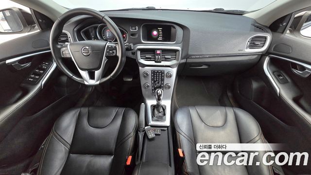 Volvo V40 — interior