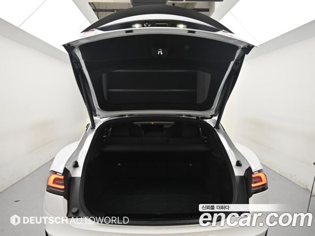Tesla Model S — interior