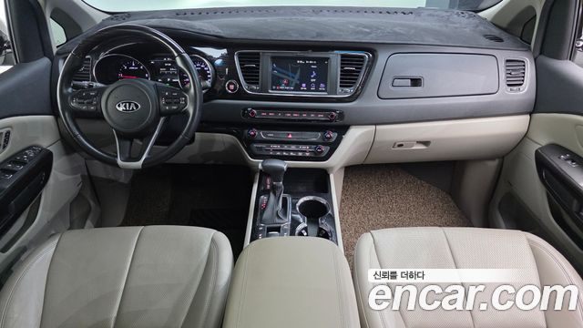 Kia Carnival — interior