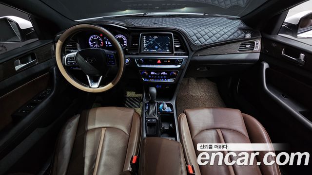 Hyundai Sonata — interior