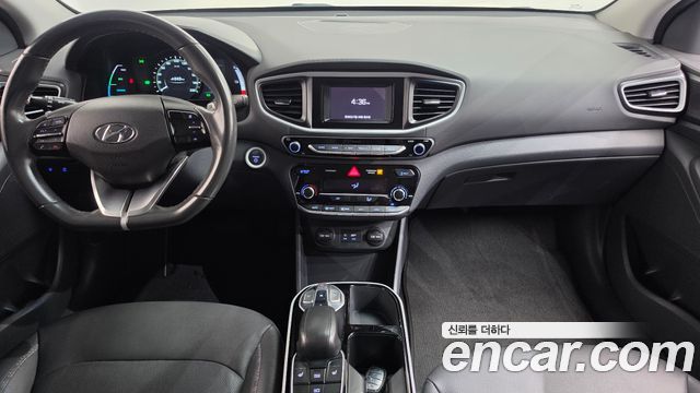 Hyundai Ioniq — interior