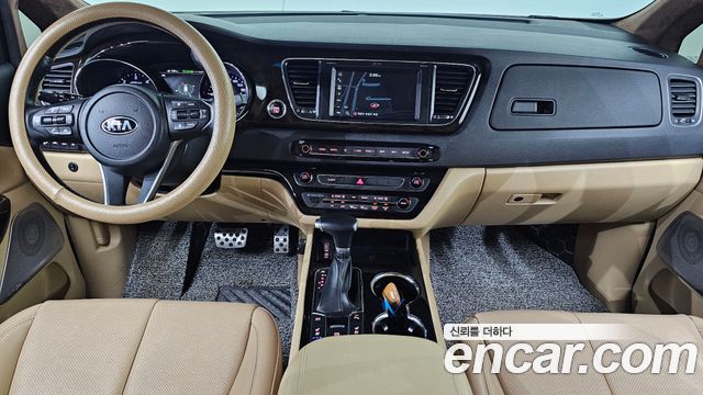 Kia Carnival — interior