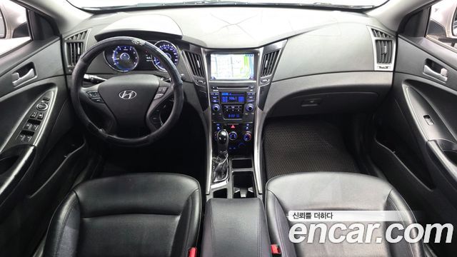 Hyundai Sonata — interior
