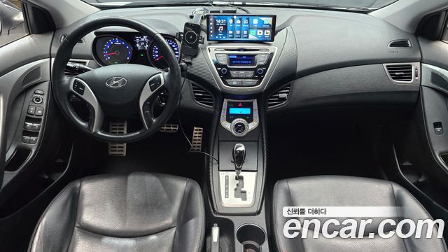 Hyundai Avante — interior