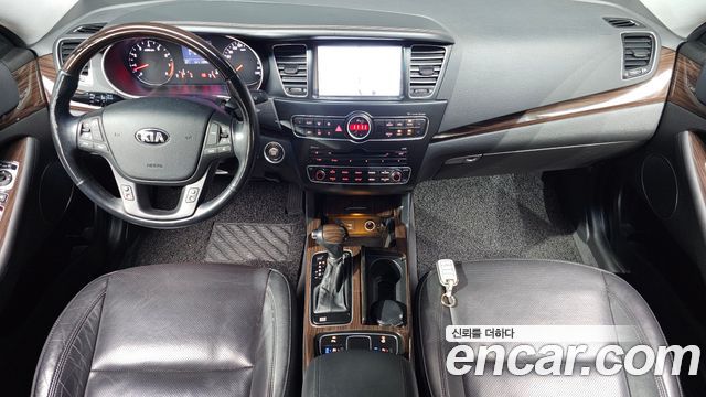 Kia K7 — interior