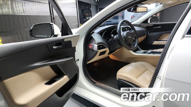Jaguar XE 2016 — photo 10