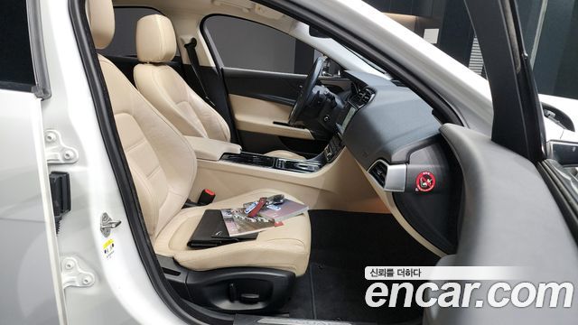 Jaguar XE 2016 — photo 11