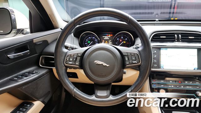 Jaguar XE 2016 — photo 13