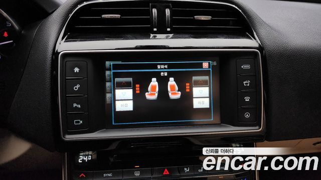 Jaguar XE 2016 — photo 16