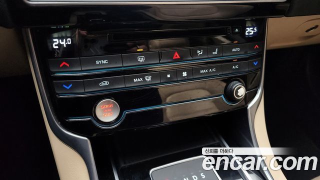 Jaguar XE 2016 — photo 17
