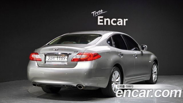 Infiniti M 2011 — photo 2