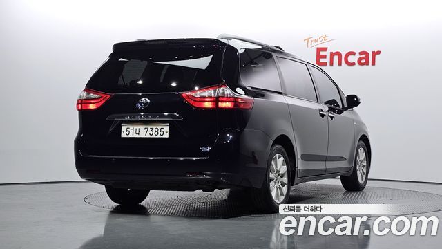 Toyota Sienna 2017 — photo 2