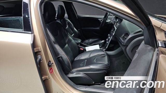 Volvo V40 2013 — photo 10