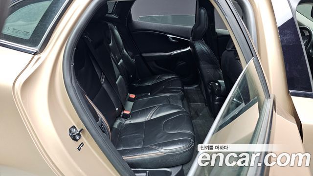 Volvo V40 2013 — photo 11