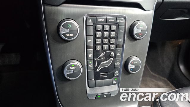 Volvo V40 2013 — photo 16