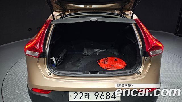 Volvo V40 2013 — photo 20