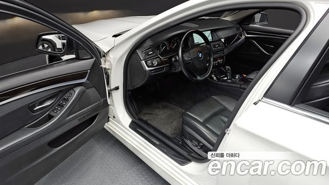 BMW 5-Series 2011 — photo 11