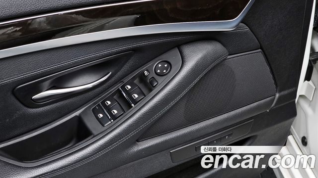 BMW 5-Series 2011 — photo 17
